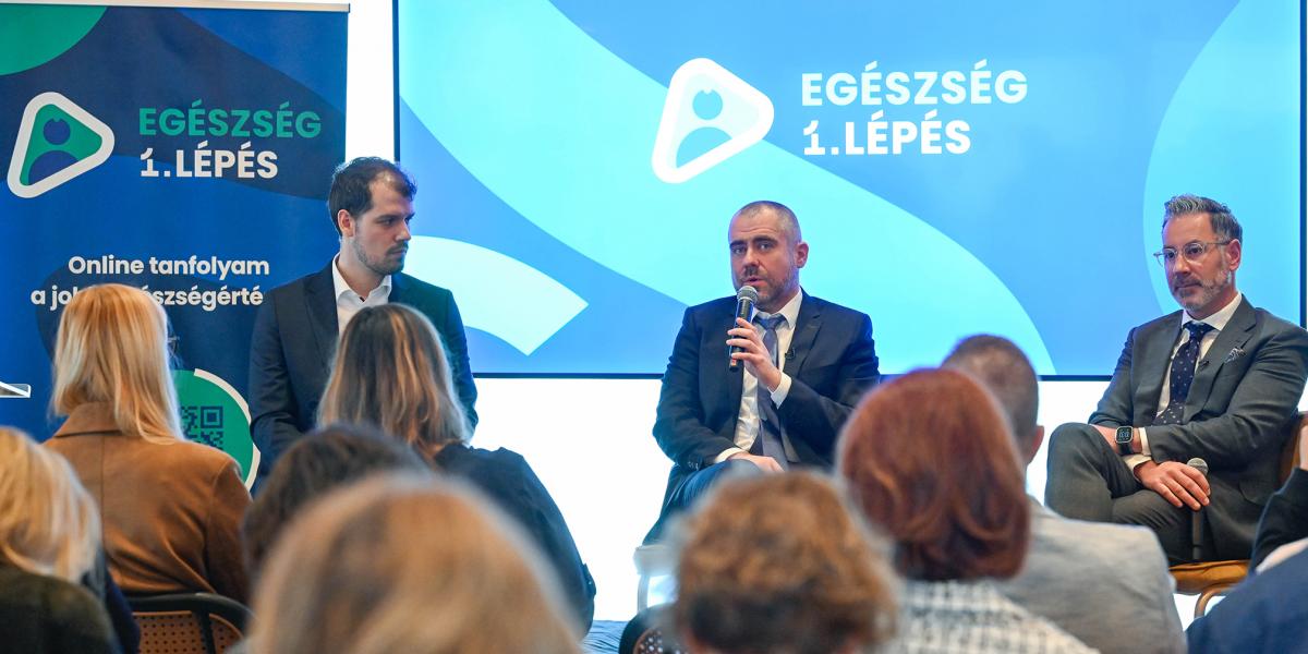 Az új kormányzati kampány kidolgozója Kőnig Róbert (középen)