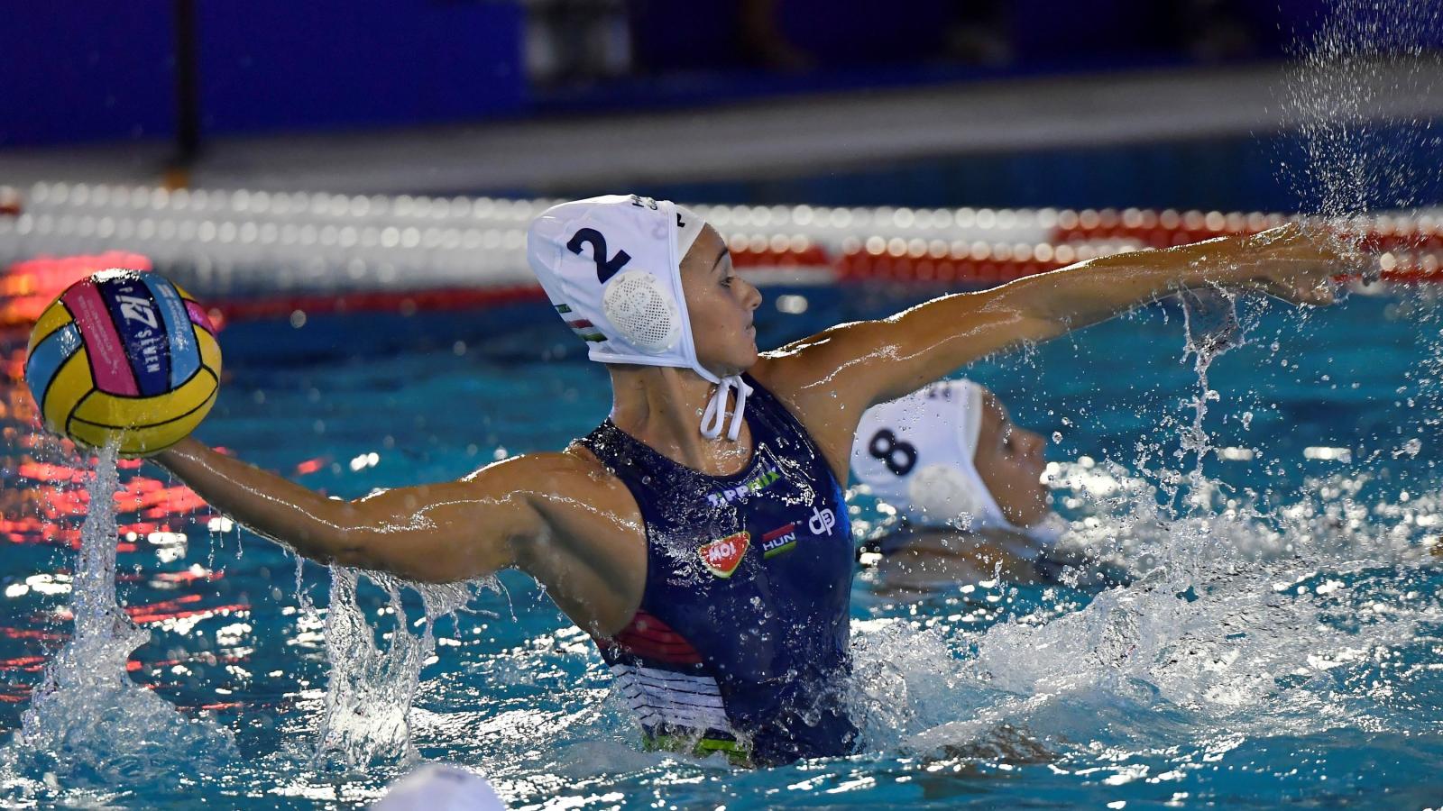 Szilágyi Dorottya a barcelonai vízilabda Európa-bajnokság női versenyének csoportkörében játszott Magyarország–Spanyolország mér