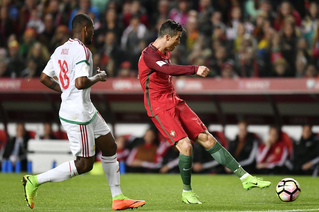 Cristiano Ronaldo gólt lő, mellette a magyar Vinícius Paulo