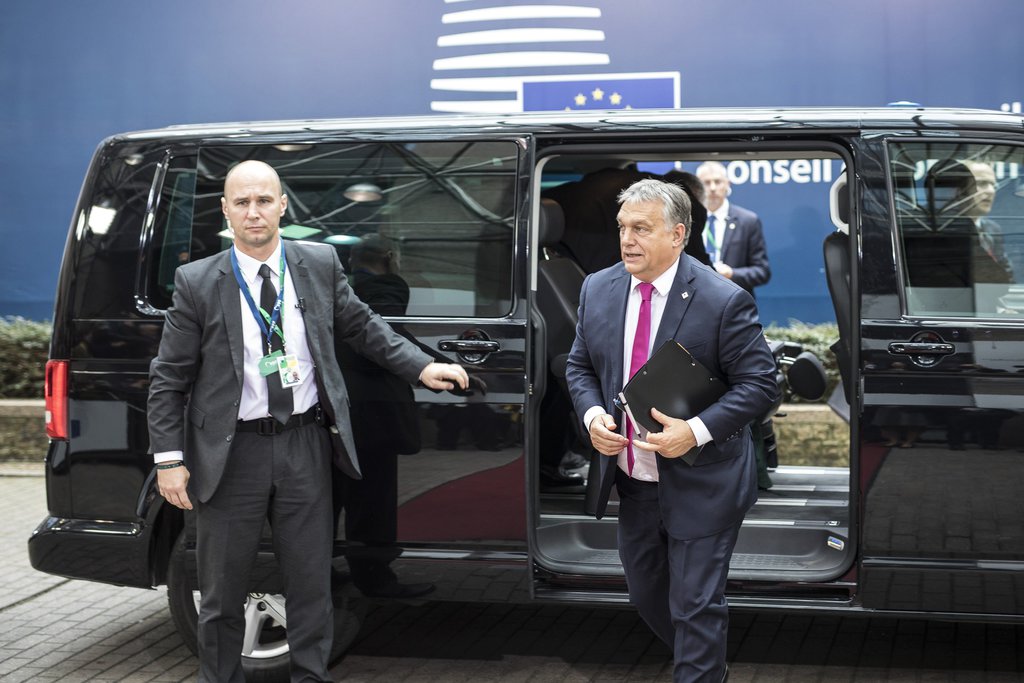 A magyar miniszterelnök megérkezik a csúcs helyszínére. FOTÓ: MTI/MINISZTERELNÖKI SAJTÓIRODA/SZECSŐDI BALÁZS