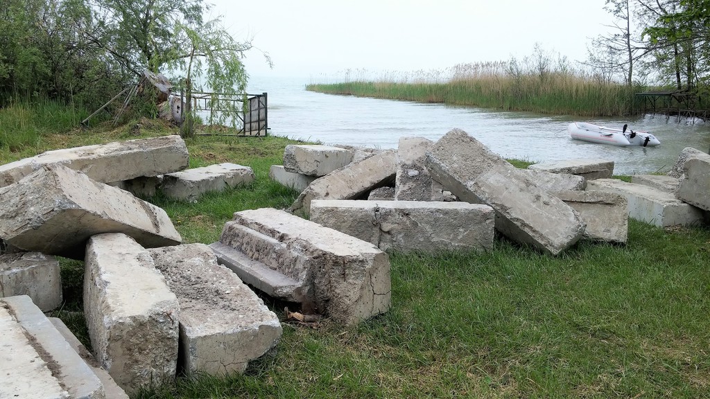 VÍZPARTI IDILL - Az egykori park helyéről elvitt betonelemek utóbb a nyaralóhely legkülönbözőbb pontjain bukkantak föl