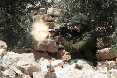 Izraeli katona a palesztin határnál. Fotó: JAAFAR ASHTIYEH / AFP