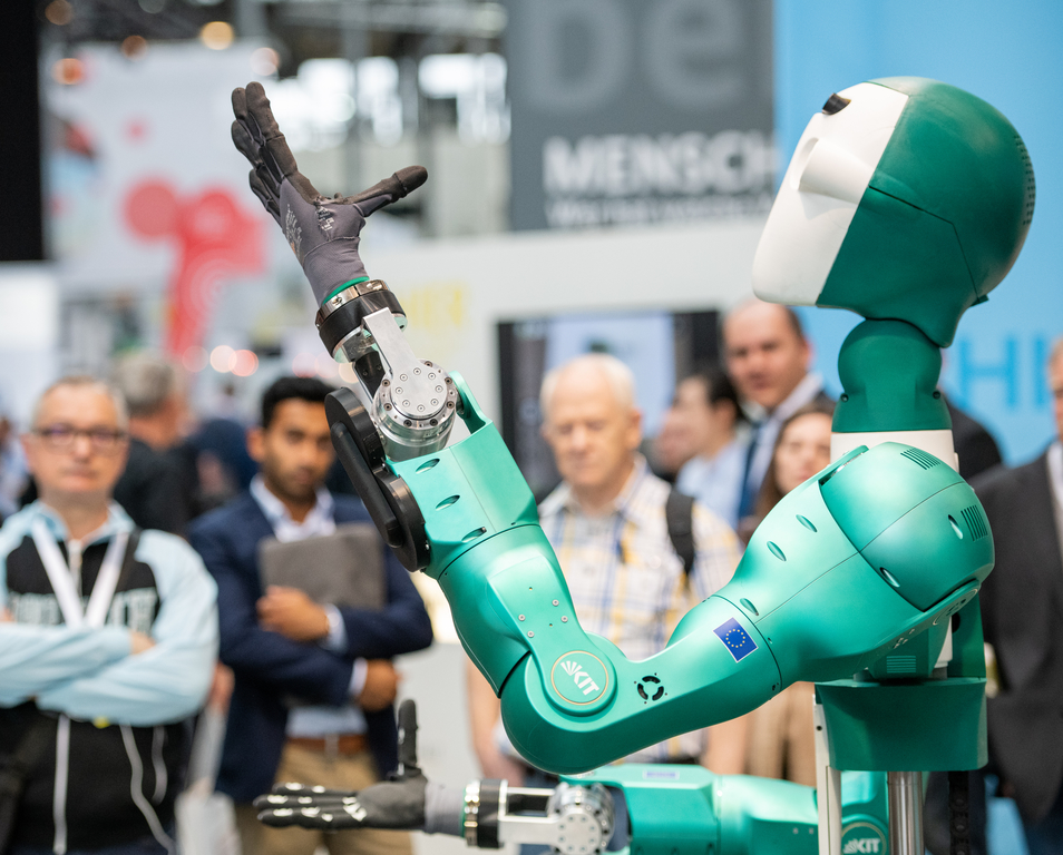AZ ARMAR–6 ÉS A „DRÓNOK TÁNCA” A humanoid robot az embereket fürkészve tanulja meg, hogy miben segíthet