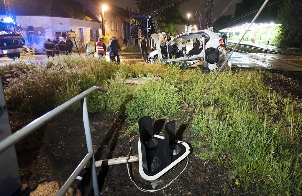 A gépkocsi két utasa súlyosan megsérült, az egyik sebesültet a fővárosi hivatásos tűzoltók tudták csak kiemelni a személyautóból. Fotó: Lakatos Péter/MTI