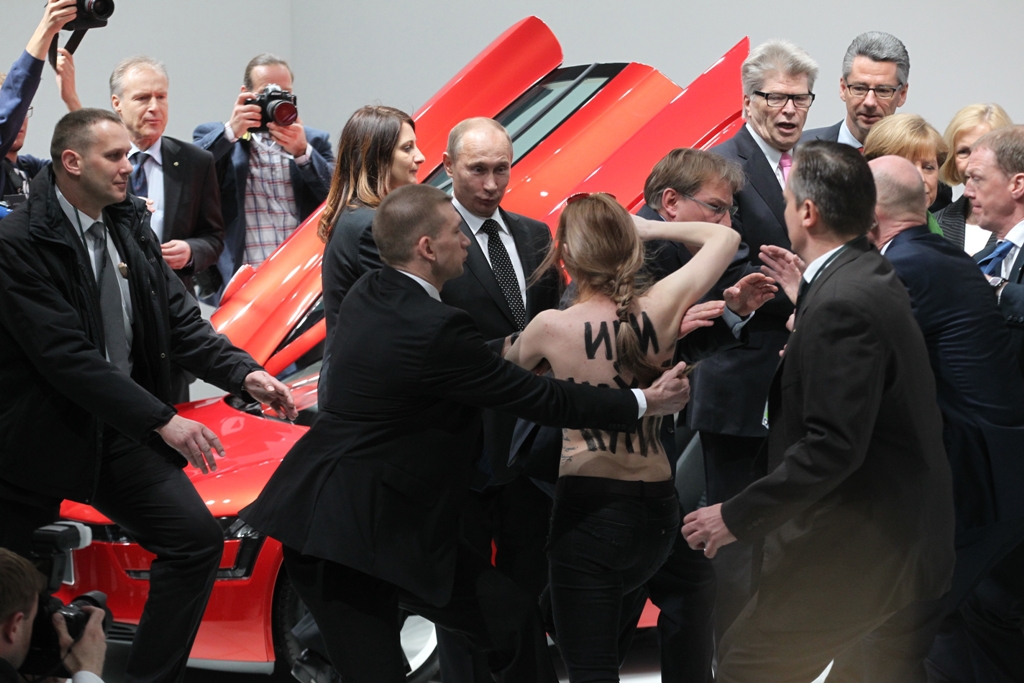 Hannover, 2013 – Putyin elnököt egy félmeztelen amazon közelíti megegy kiállításon, de a testőrök villmágyorsan véget vetnek a rendhagyótalálkozónak FOTÓ: EUROPRESS/GETTYIMAGES