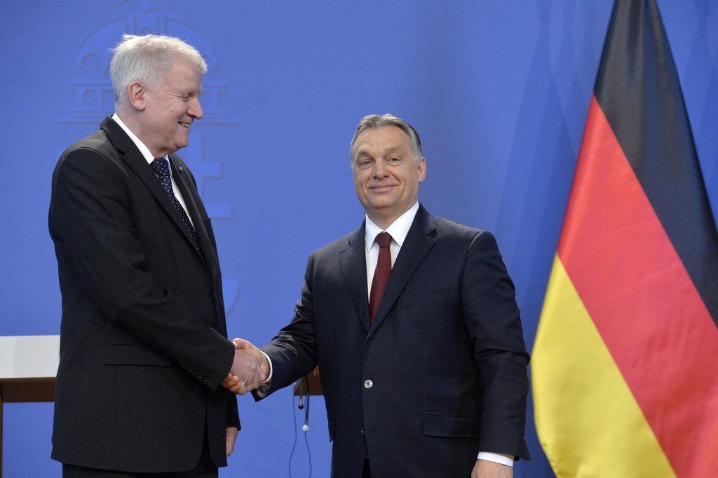 A bajor és a magyar kormányfő: Merkelnek drukkolnak, miközben fúrják FOTÓ: MTI/KOSZTICSÁK SZILÁRD