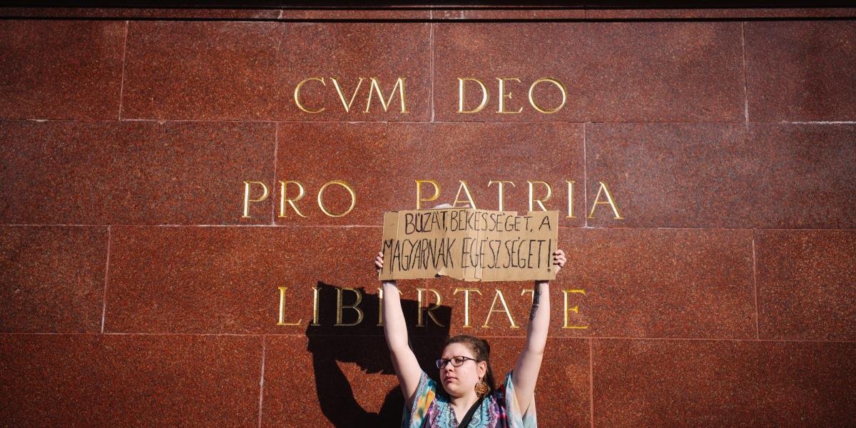 A Magyar Orvosi Kamara (MOK) által szervezett tüntetés Budapesten a Kossuth téren 2025. március 8-án