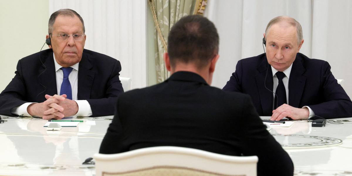 Szijjártó Péter Szergej Lavrov és Vlagyimir Putyin előtt Moszkvában 2026. március 4-én