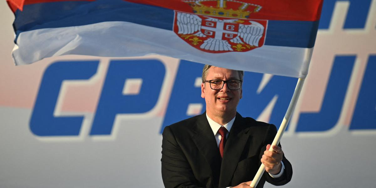 Aleksandar Vučić 2026. június 27-én zászlólengetés közben egy belgrádi demonstráción. Ezt a fenyegetést nem lenne könnyű beváltani
